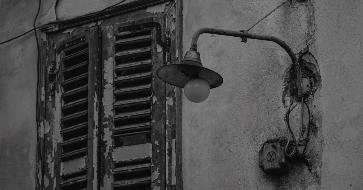 Rue urbaine avec façades anciennes et lumière de fin de journée
